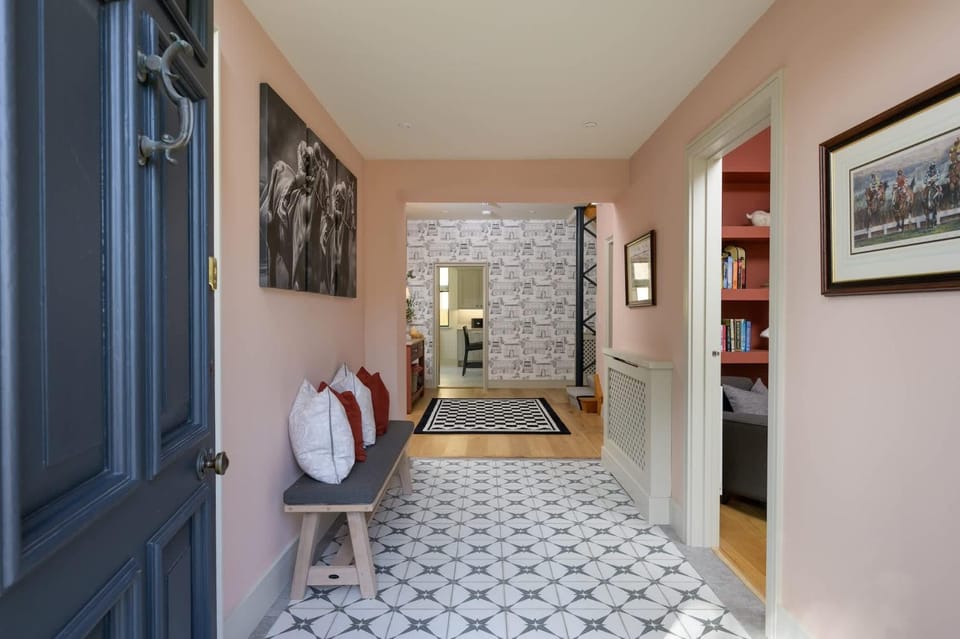 Luxurious Home in Cheltenham Private Parking House in Cheltenham