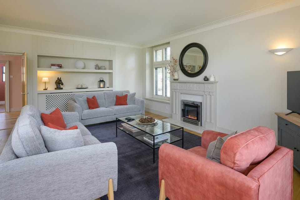Luxurious Home in Cheltenham Private Parking House in Cheltenham