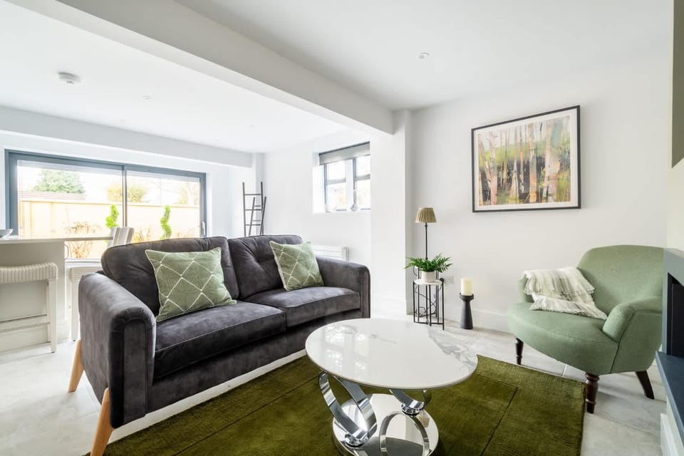 The Lodge Private Parking & Garden House in Cheltenham
