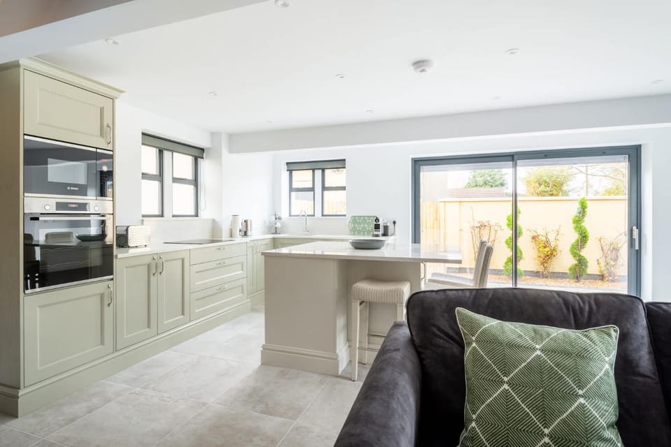 The Lodge Private Parking & Garden House in Cheltenham