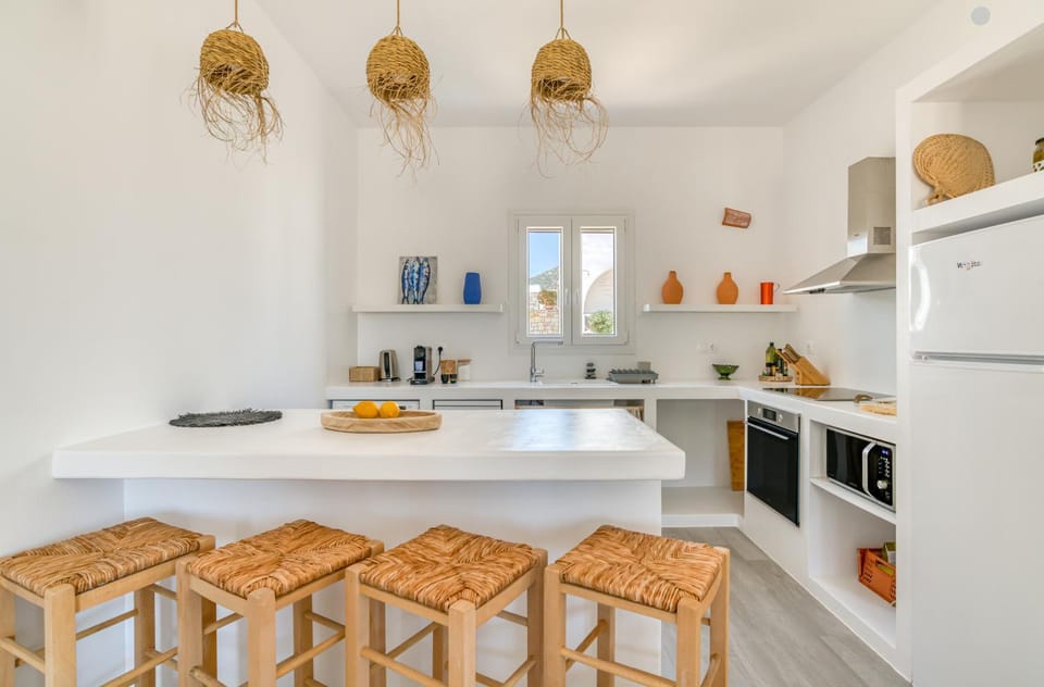 Coffee/tea facilities, Dining area, microwave, oven, kitchen