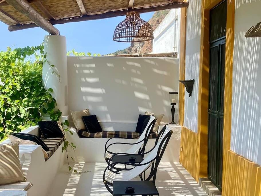 Patio, Day, Balcony/Terrace, Living room, sunbed