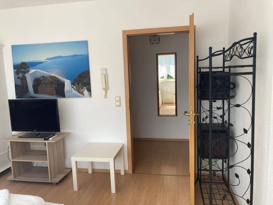 Bed, TV and multimedia, Bedroom