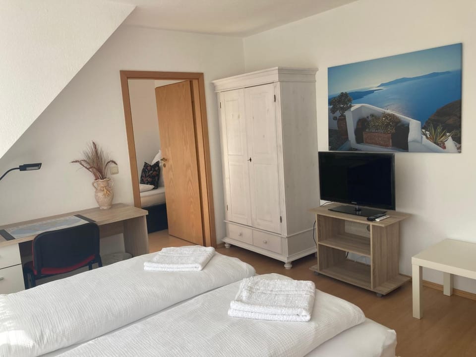 Bed, TV and multimedia, Photo of the whole room, Bedroom, wardrobe