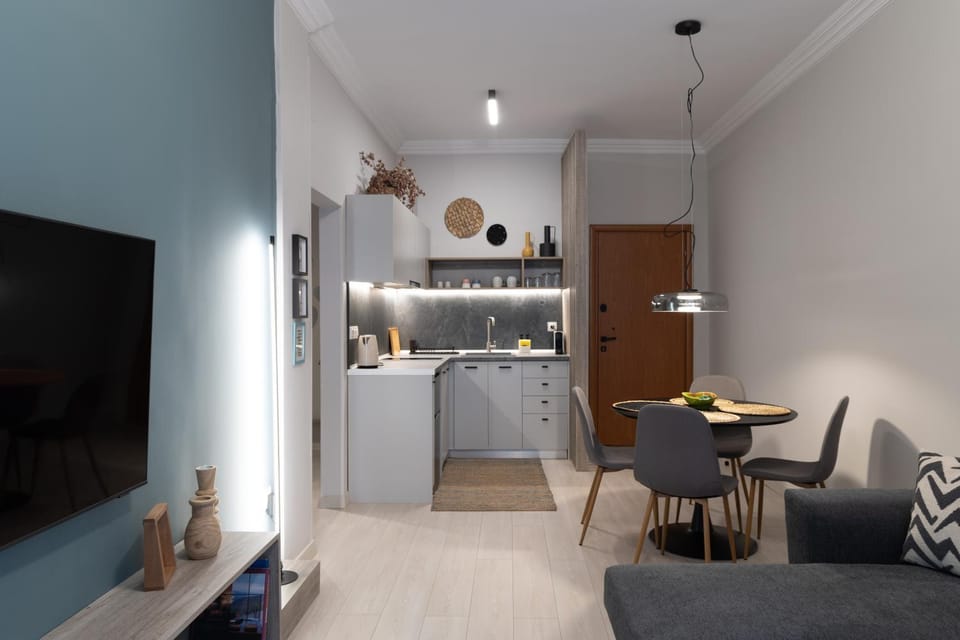 TV and multimedia, Kitchen or kitchenette, Living room, Seating area, Dining area