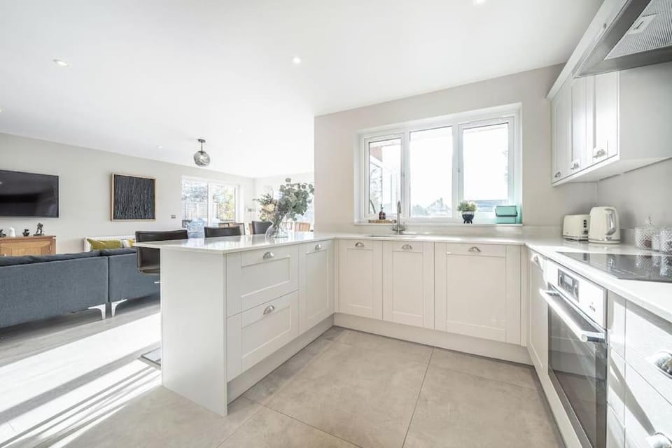 Kitchen or kitchenette, dishwasher, stove