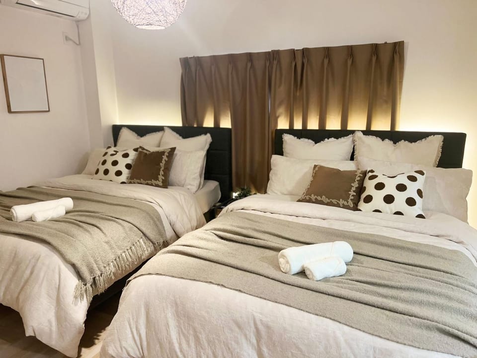Bed, Bedroom, towels