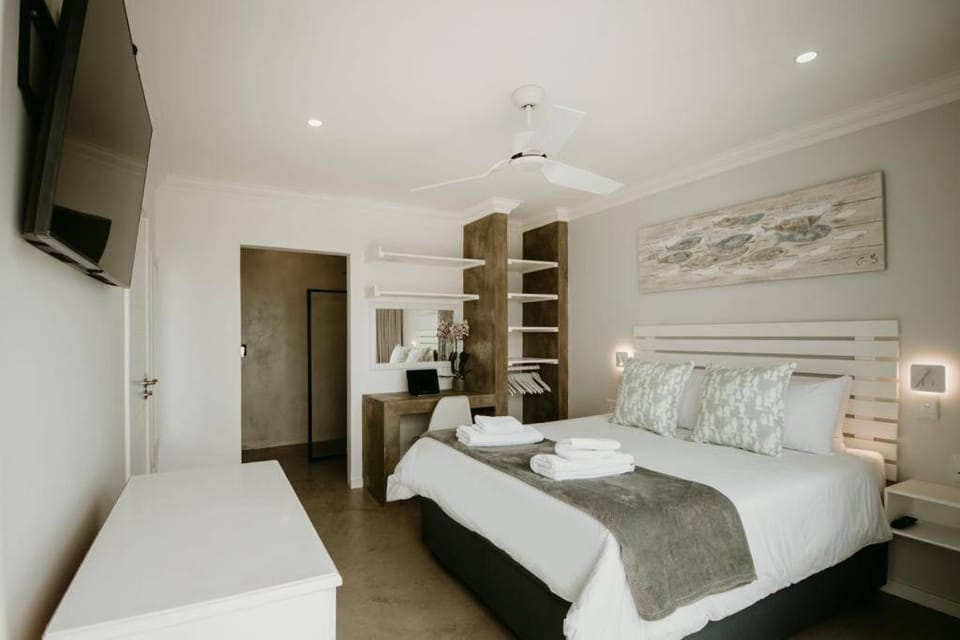 Bed, Bathroom, TV and multimedia, Photo of the whole room, Bedroom, wardrobe