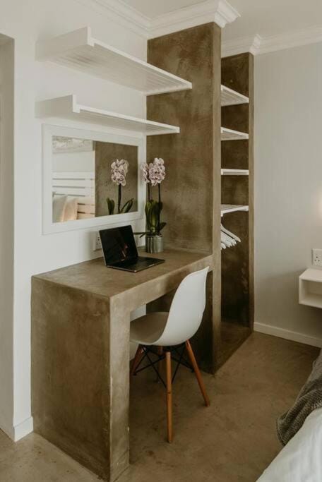 Seating area, Bedroom, wardrobe