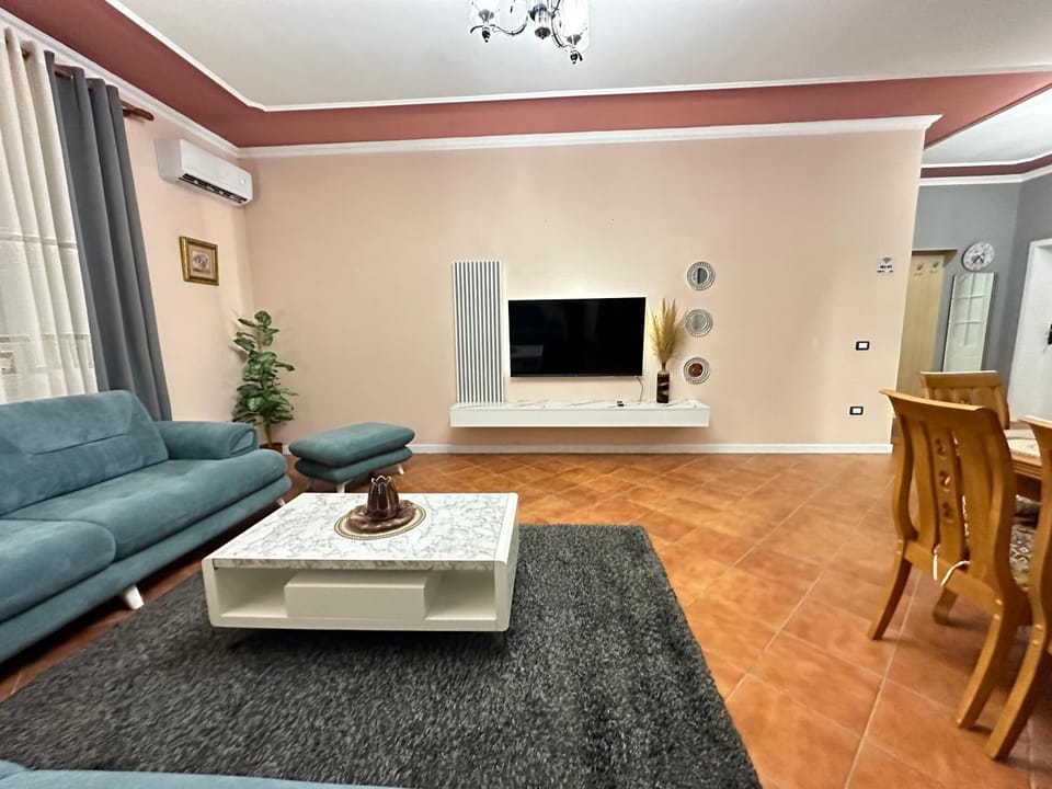 Communal lounge/ TV room, TV and multimedia, Living room, Seating area, Evening entertainment