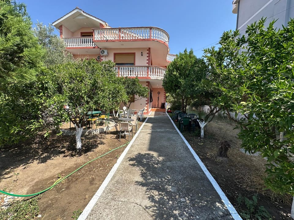 Property building, Spring, Day, Garden, Garden view