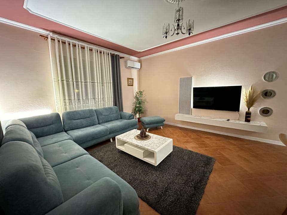 Communal lounge/ TV room, TV and multimedia, Living room, Seating area, Evening entertainment