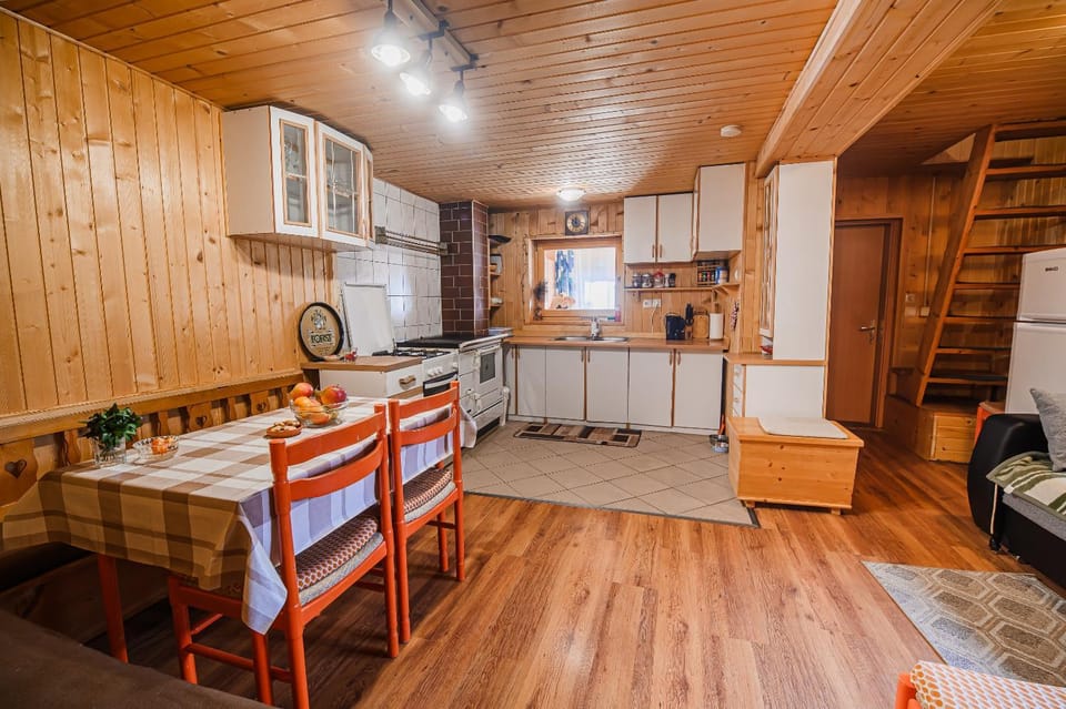 Kitchen or kitchenette, Living room, Seating area, Dining area, oven, stove