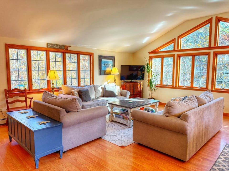 Communal lounge/ TV room, TV and multimedia, Living room, Family