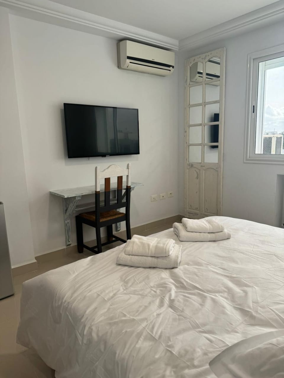 Bed, TV and multimedia, Photo of the whole room, Bedroom, air conditioner