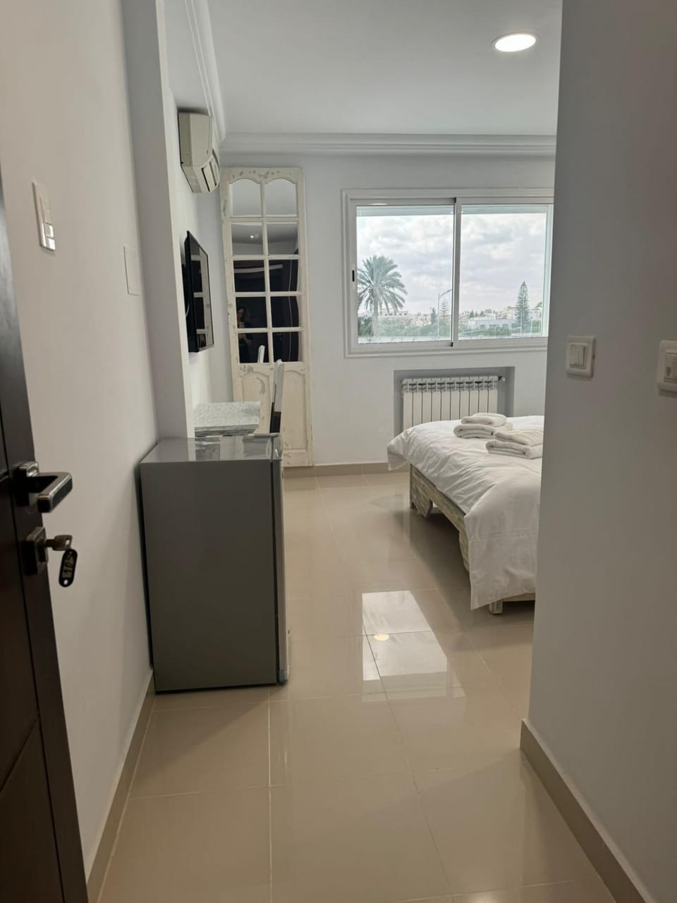 Bed, Photo of the whole room, Bedroom, minibar, towels