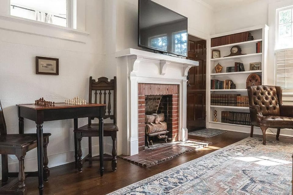 Historic Park Place Retreat - 3 Bdrm on the Park! House in Phenix City