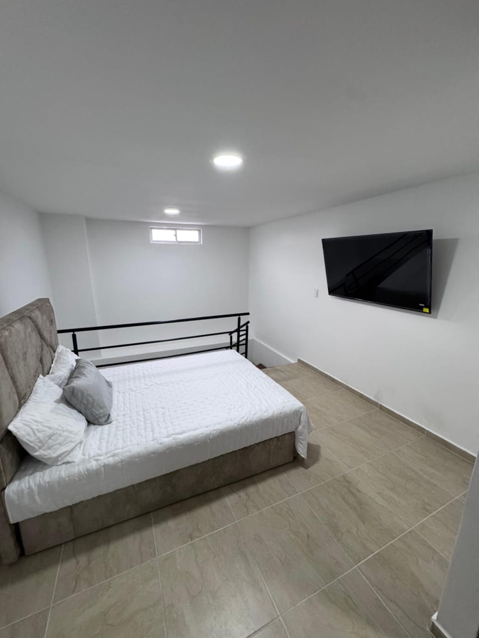 Bed, TV and multimedia, Bedroom