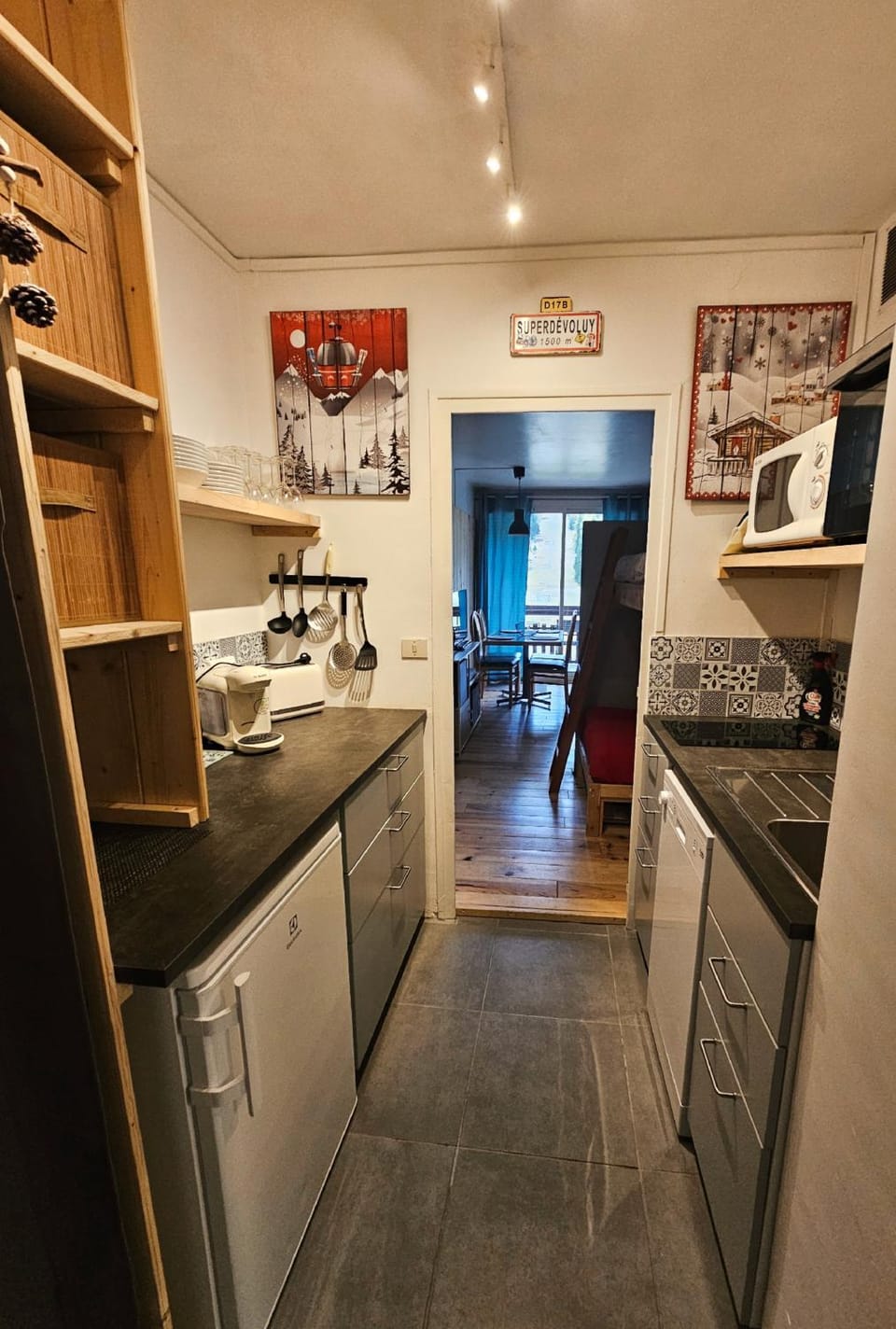 Coffee/tea facilities, Kitchen or kitchenette, dishwasher, microwave, oven, stove