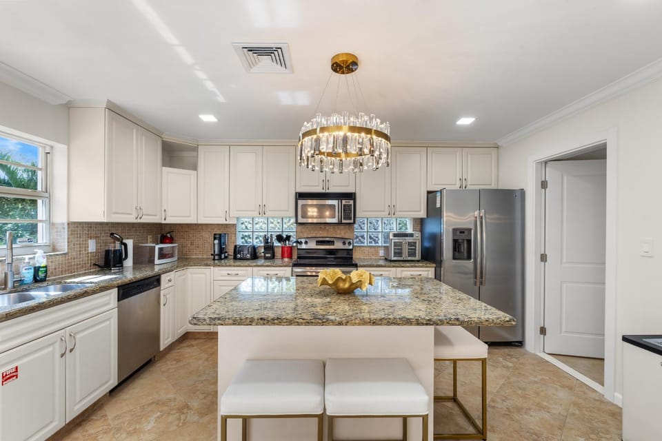 Coffee/tea facilities, Kitchen or kitchenette, Dining area, dishwasher, oven, stove