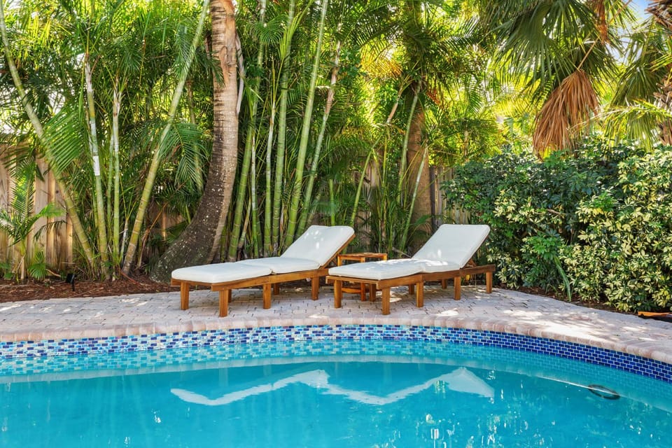 Patio, Day, Natural landscape, Garden, Balcony/Terrace, Garden view, Pool view, Swimming pool, sunbed
