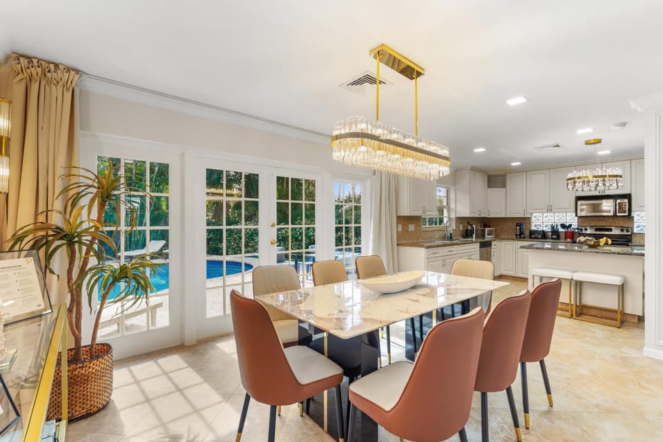Kitchen or kitchenette, Living room, Seating area, Dining area, Pool view, Swimming pool, stove