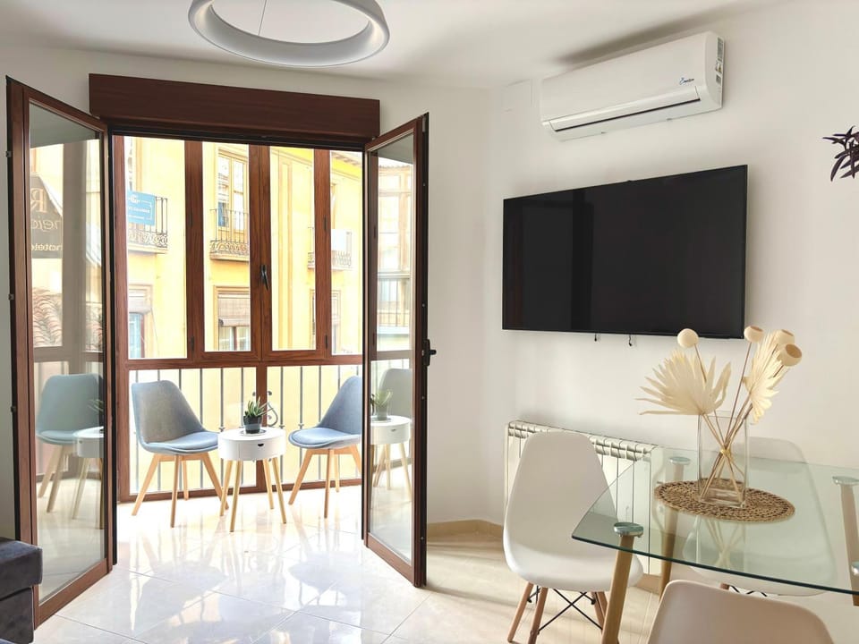 Communal lounge/ TV room, TV and multimedia, Living room, Seating area, Dining area, air conditioner