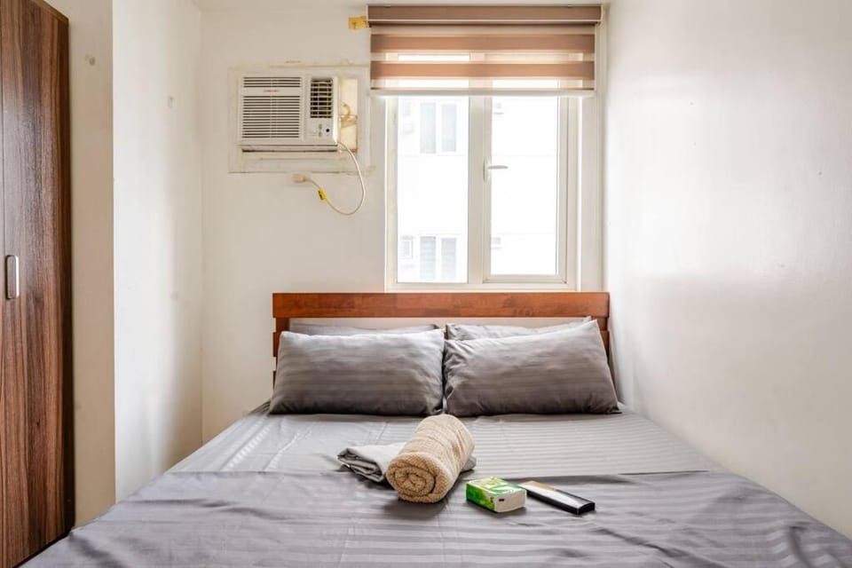 2Bedroom 2Bath near moa with Balcony facing pool Apartment in Pasay