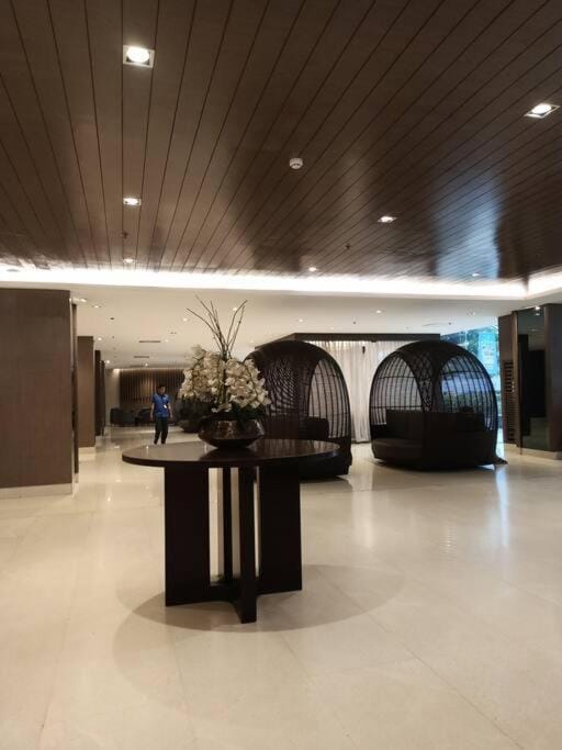 2Bedroom 2Bath near moa with Balcony facing pool Apartment in Pasay