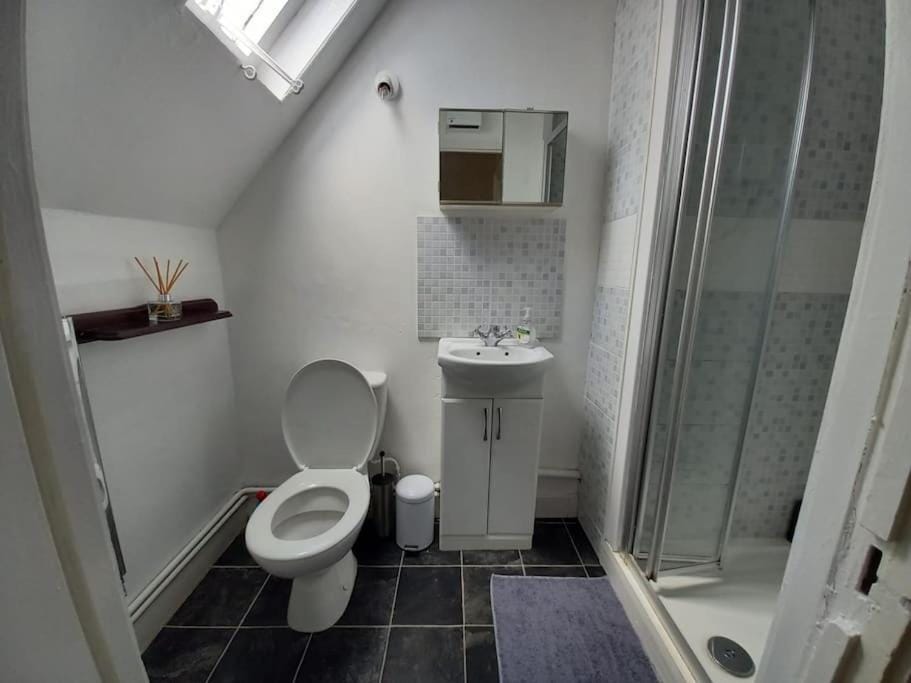 Private 1-bedroom apartment in Raynes Park Apartment in London Borough of Richmond upon Thames