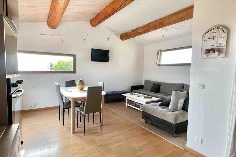 Appartement de 1 à 3 chambres proche Aéroport Marseille Marignane -confortable - et tout équipé Apartment in Provence-Alpes-Côte d'Azur