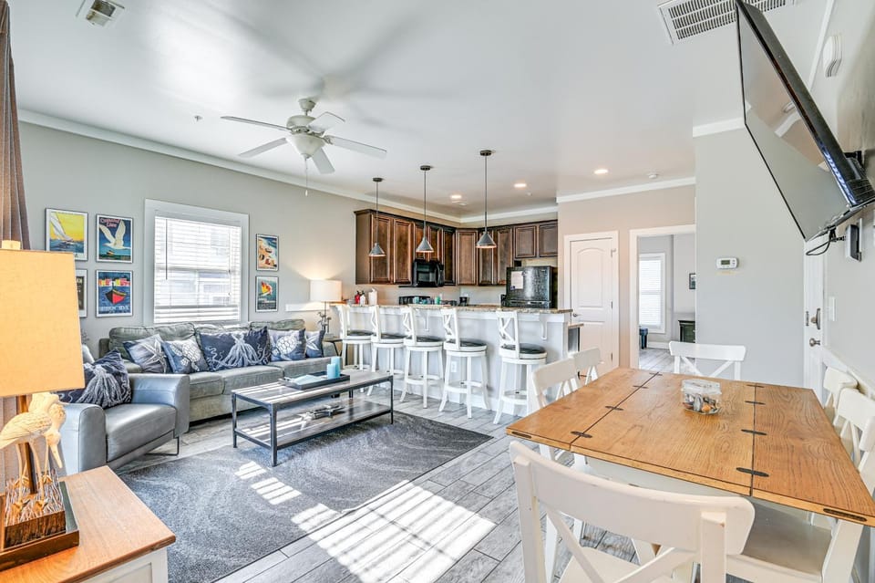 Walk to Shore: Myrtle Beach Home w/ Pool Access! House in Myrtle Beach