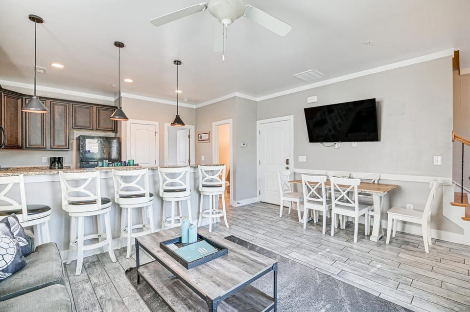 Walk to Shore: Myrtle Beach Home w/ Pool Access! House in Myrtle Beach