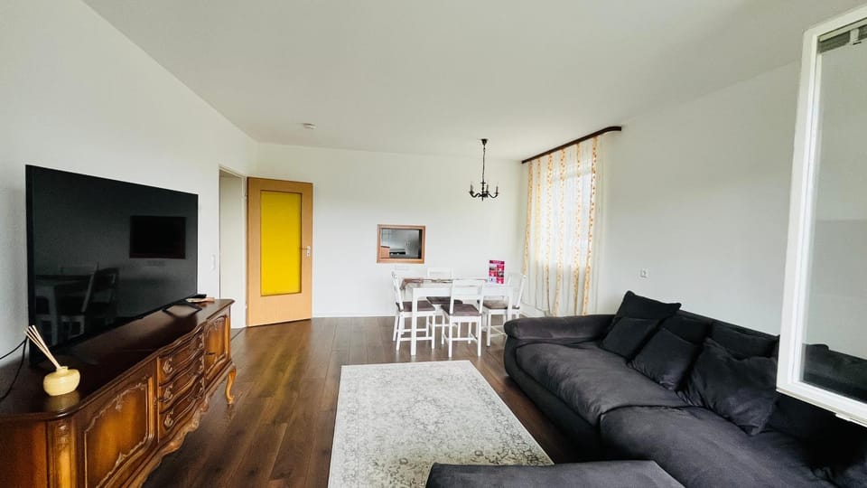 Communal lounge/ TV room, TV and multimedia, Living room, Seating area, Dining area