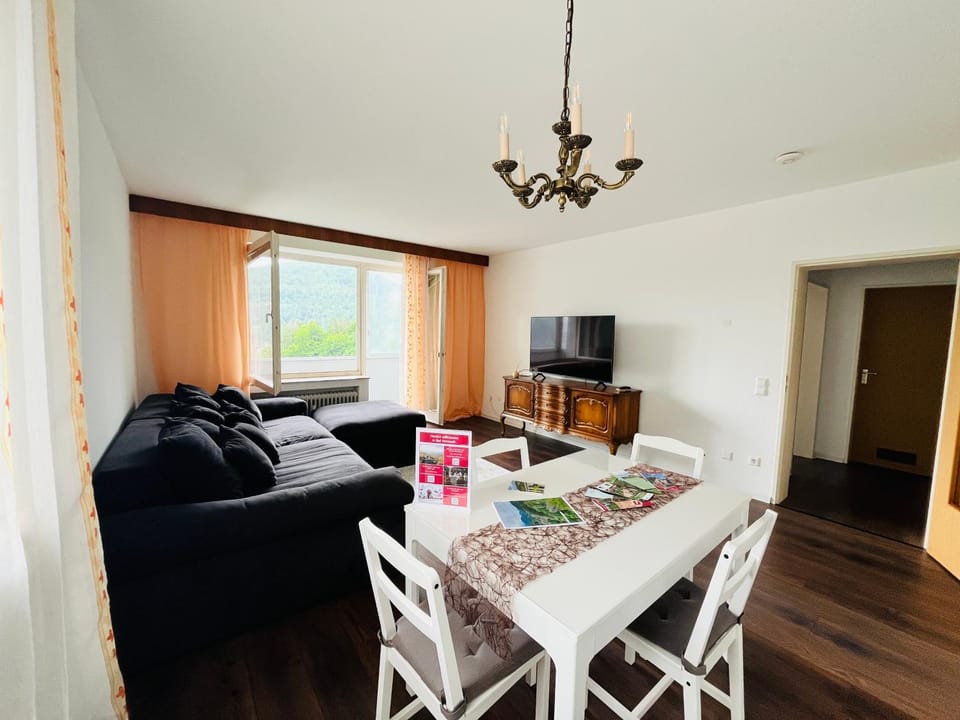 Communal lounge/ TV room, TV and multimedia, Living room, Seating area, Dining area