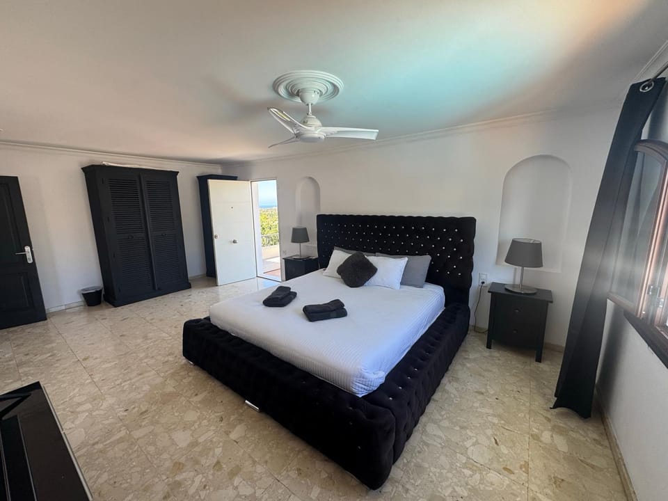Large Villa in Maspalomas with Huge Private Pool, Jacuzzi & Gym Villa in Maspalomas
