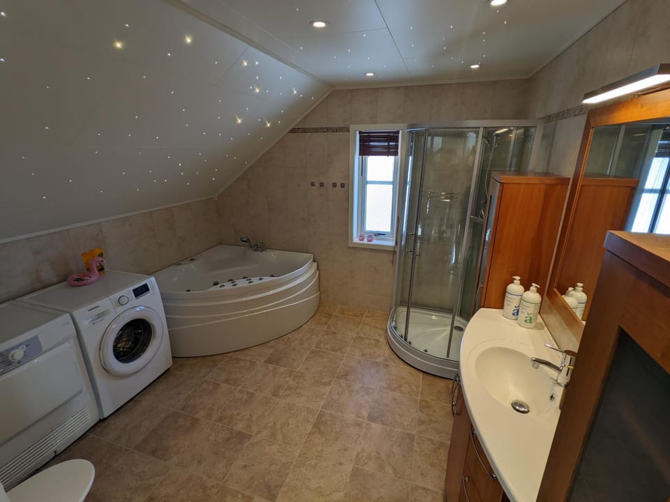 Shower, Toilet, Bathroom, Bath, towels, washing machine, dryer