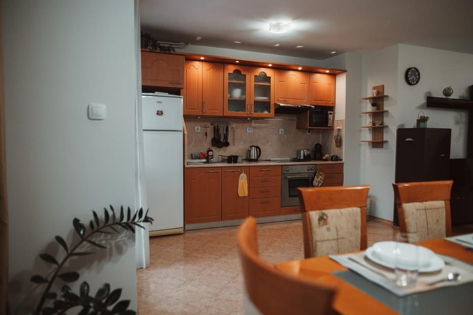 Coffee/tea facilities, Kitchen or kitchenette, Living room, Seating area, Dining area, oven, stove