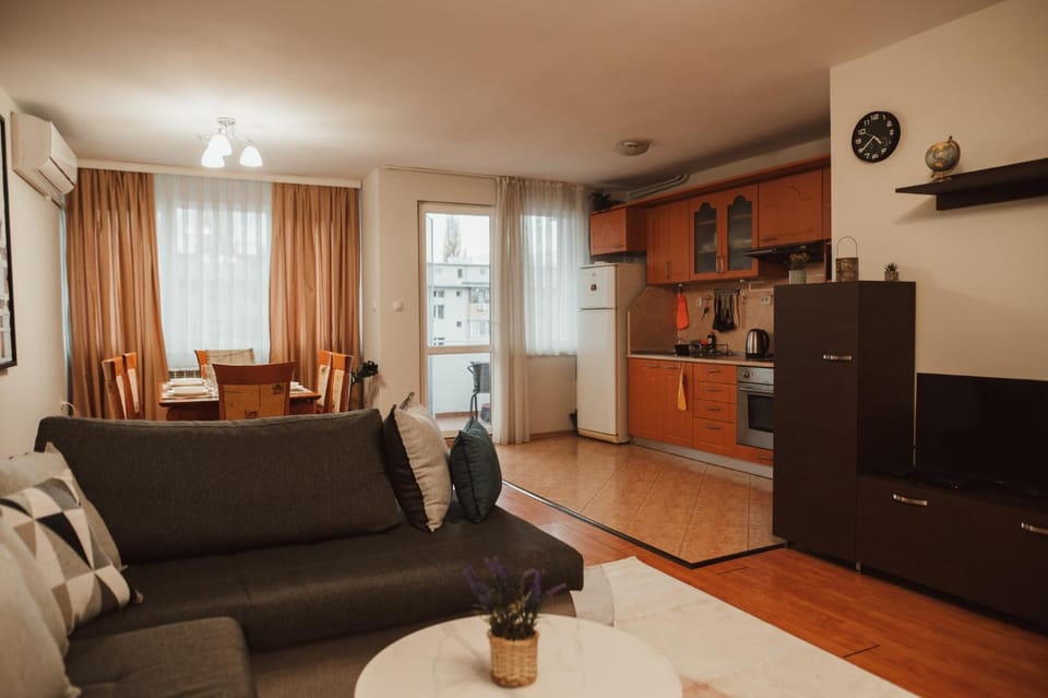 TV and multimedia, Kitchen or kitchenette, Living room, Seating area, Dining area, oven, stove