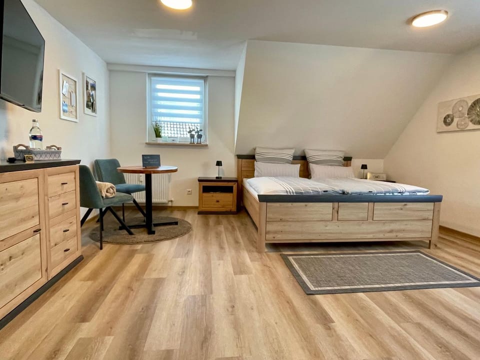 Bed, TV and multimedia, Photo of the whole room, Bedroom