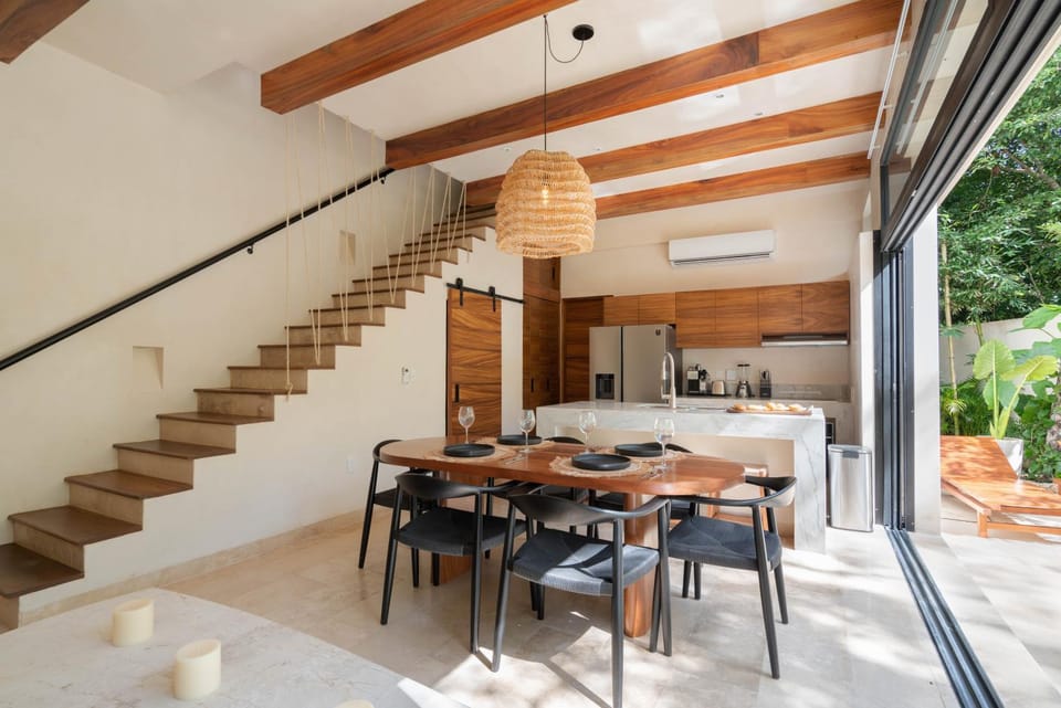 Kitchen or kitchenette, Dining area, air conditioner
