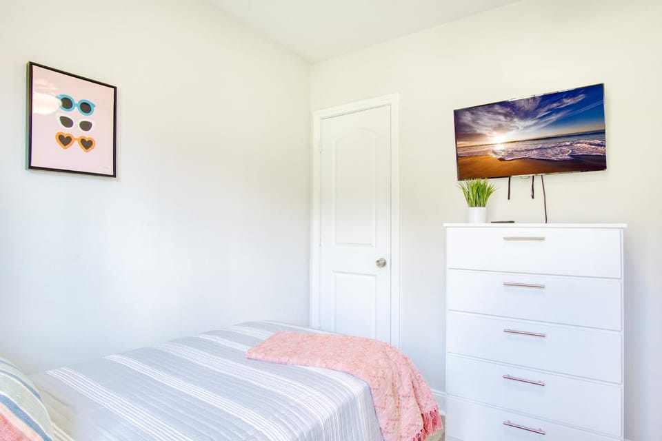 Bed, TV and multimedia, Photo of the whole room, Bedroom