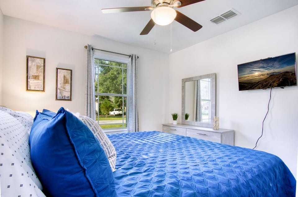 Bed, TV and multimedia, Bedroom