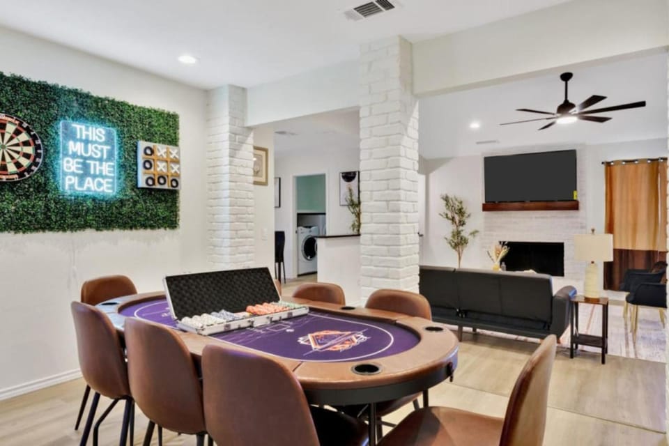 City Gem 4BR with POOL Sleeps 8 House in Plano