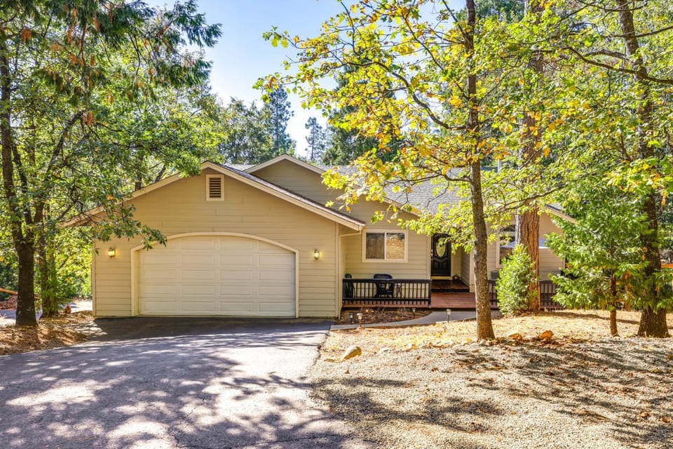 Forest-View Retreat: Grill & Fireplace in Sonora House in Calaveras County