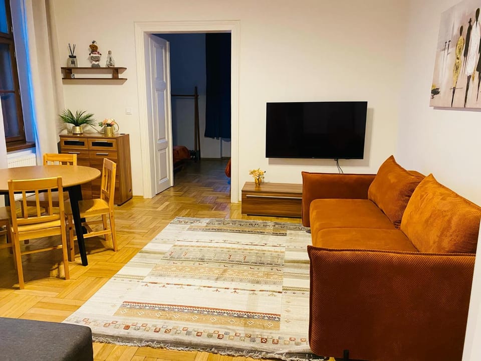 TV and multimedia, Living room, Seating area, Dining area, Evening entertainment