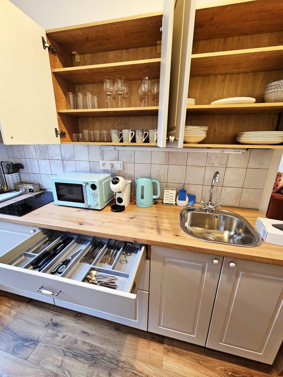 Coffee/tea facilities, Kitchen or kitchenette, stove