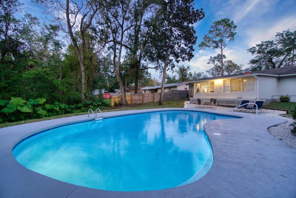 Property building, Garden, Swimming pool, sunbed