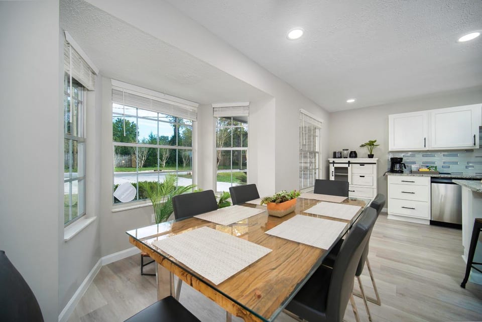 Kitchen or kitchenette, Dining area, dishwasher
