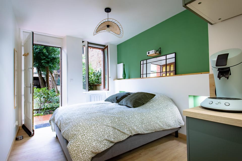 Photo of the whole room, Bedroom, Garden view
